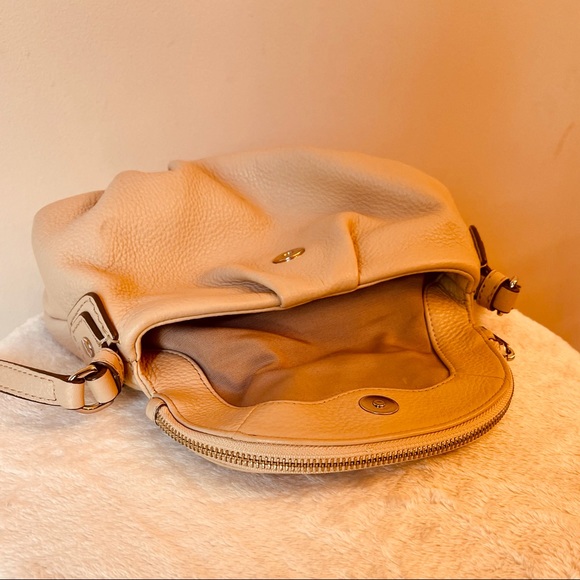 Marc Jacob’s Taupe Fold Over Zippered Pocket Adjustable Crossbody Strap - Picture 7 of 10